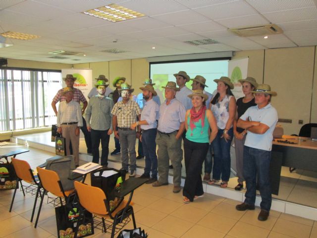 Visita de productores portugueses de kiwi