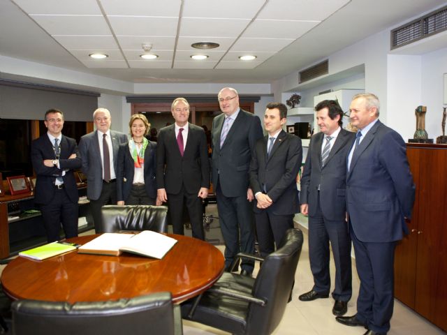 De izda. a dcha.: Eduardo Baamonde, Director General de Cooperativas Agro-alimentarias de España; Joan Mir, Director General de Anecoop; Isabel García Tejerina, Ministra de Agricultura; Alberto Fabra, President de la Generalitat Valenciana; Phil Hogan, C