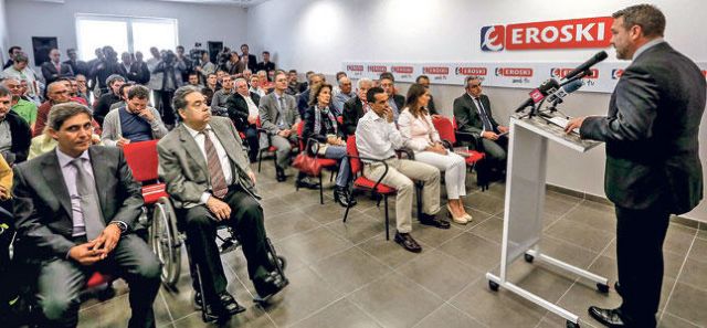 El director de Eroski Balears, ayer, explicando a proveedores, autoridades, socios e invitados el funcionamiento de la planta.